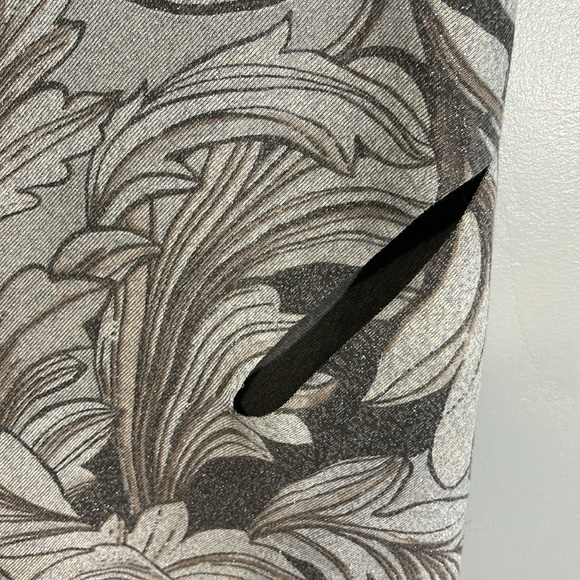 NWOT Chico’s reversible floral travel wrap - Picture 3 of 8